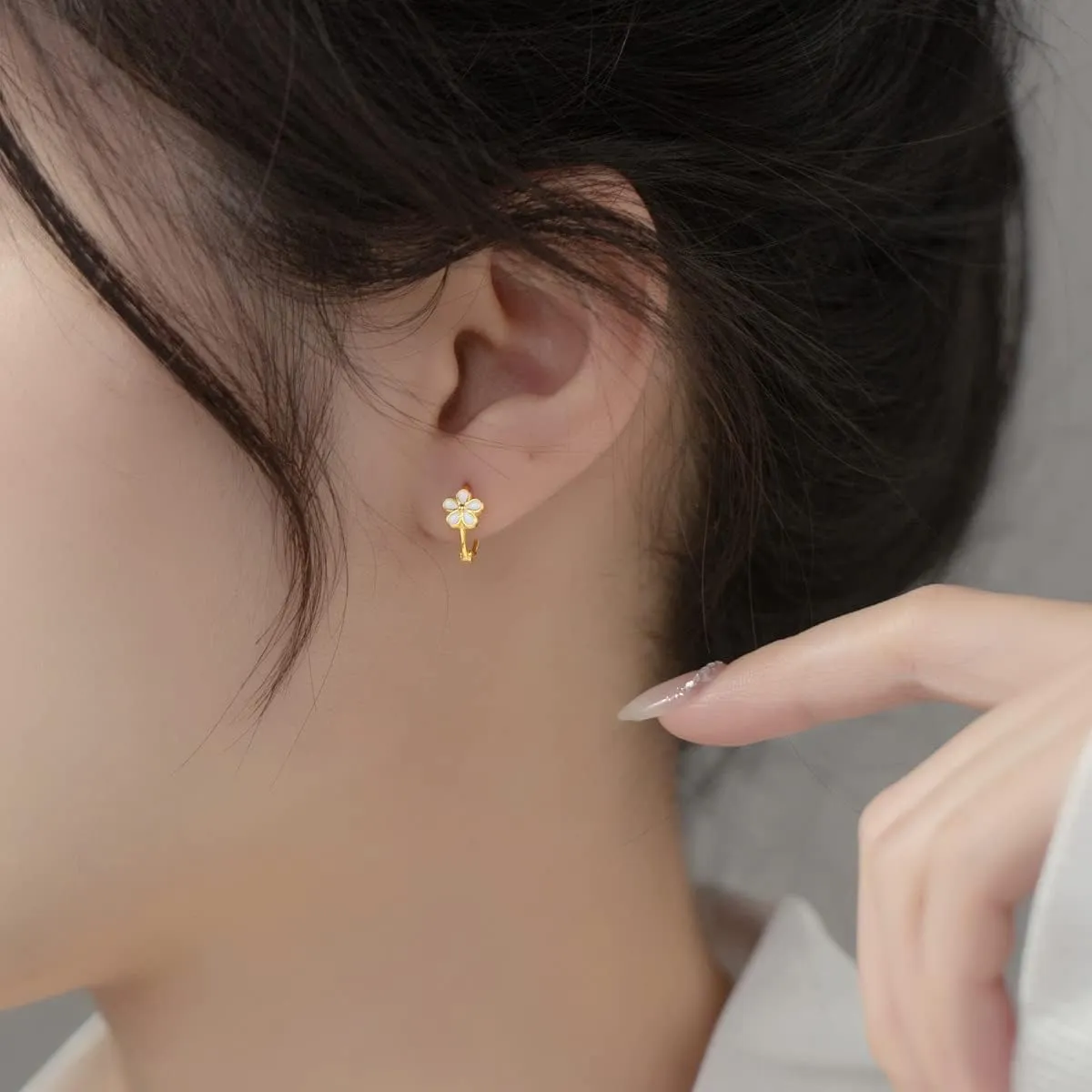Reffeer Solid 925 Sterling Silver Flower Hoop Earrings Huggie for Women Teens Daisy Hoop Earrings Cartilage Helix Earrings